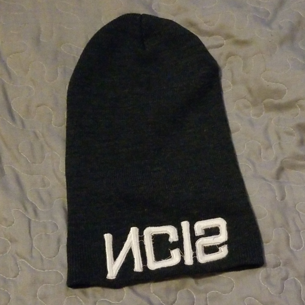 A winter hat - Picture 3 of 4